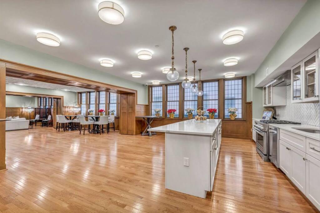 2Br Unit In The Heart Of Dt With View Of Playhouse Square, Pool & Gym Access- 305 Apartment Кливланд Екстериор снимка
