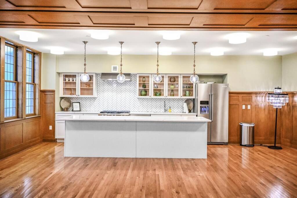 2Br Unit In The Heart Of Dt With View Of Playhouse Square, Pool & Gym Access- 305 Apartment Кливланд Екстериор снимка
