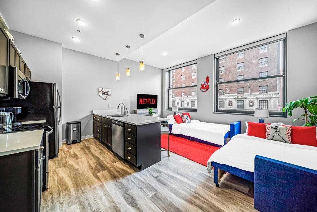 2Br Unit In The Heart Of Dt With View Of Playhouse Square, Pool & Gym Access- 305 Apartment Кливланд Екстериор снимка