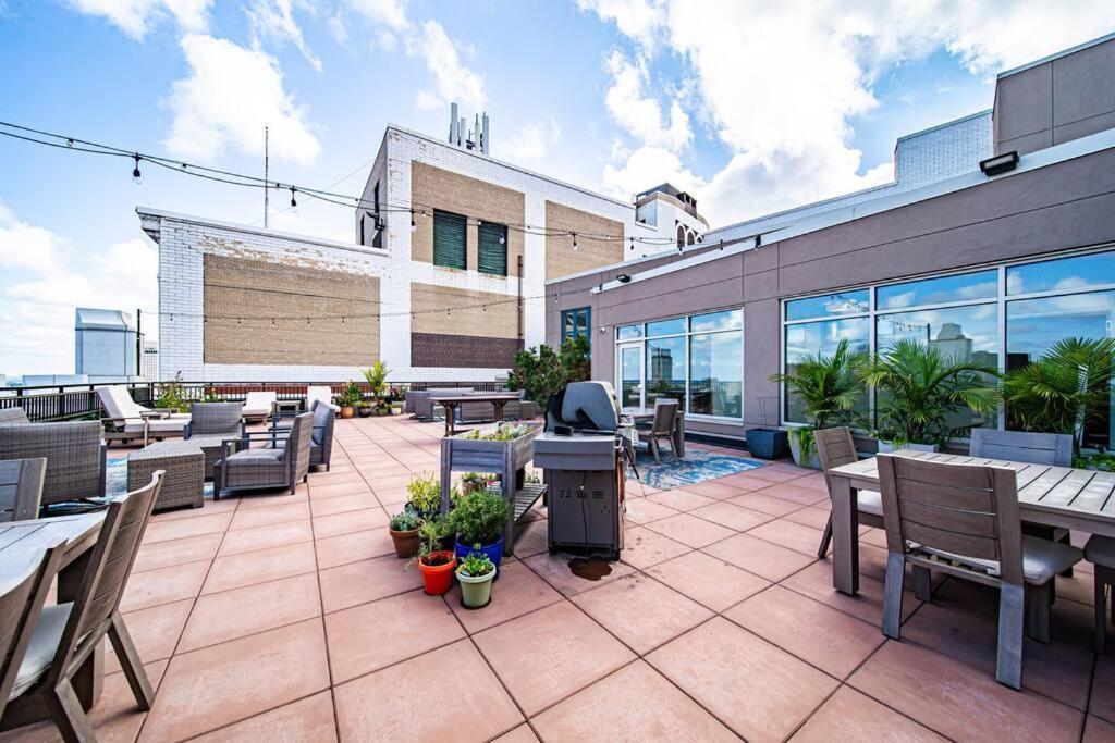 2Br Unit In The Heart Of Dt With View Of Playhouse Square, Pool & Gym Access- 305 Apartment Кливланд Екстериор снимка